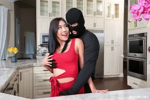 Chồng nhìn vợ châu Á nóng bỏng của mình bị bạn gái làm tình