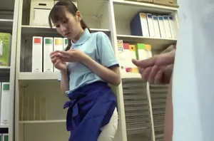 Cô gái trẻ ngực to cầu xin tôi quan hệ tình dục với cô ấy khi cô ấy ngoại tình với chồng trong khách sạn